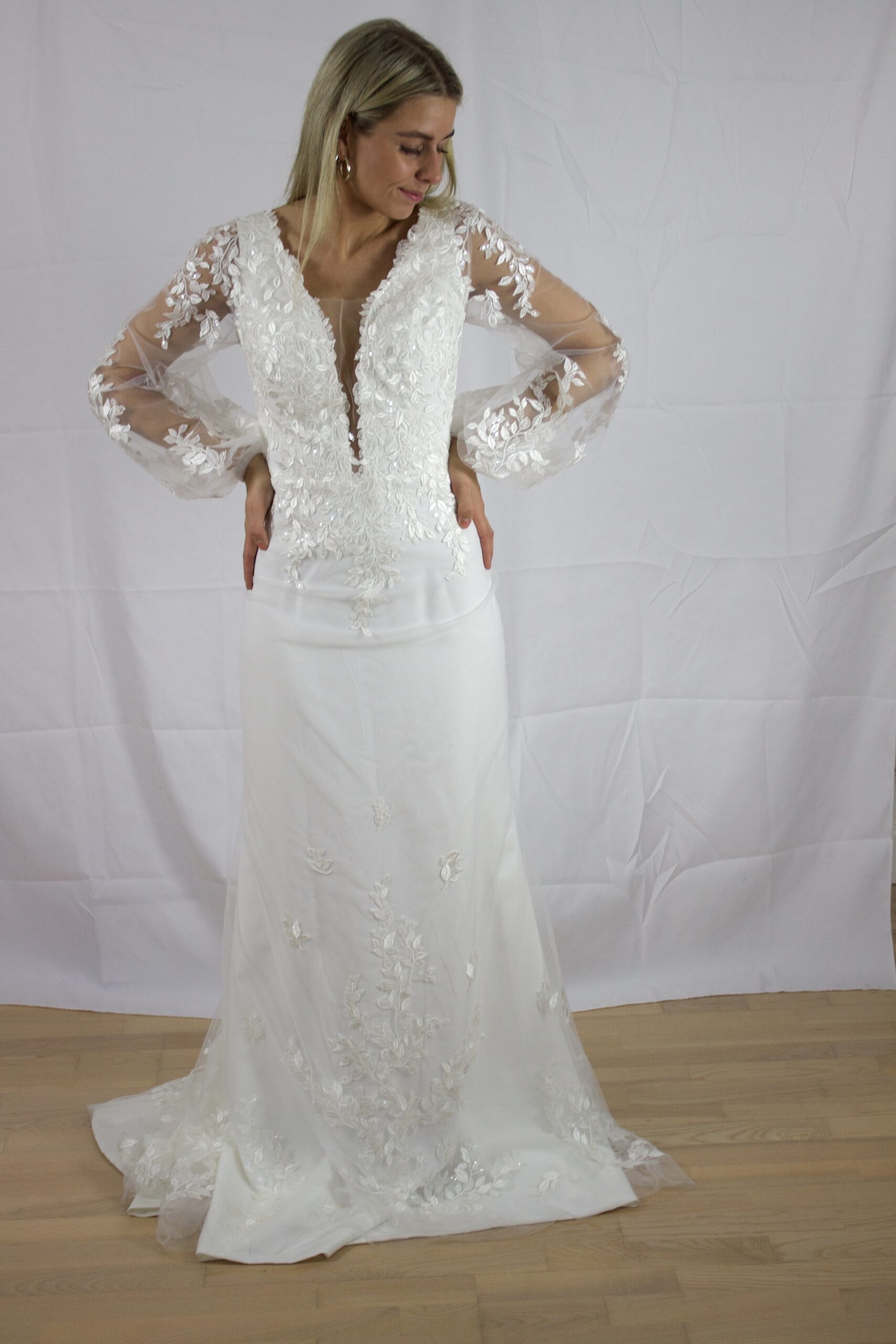 Kayla Dresses - Brudekjole med dyb bryst udskæring