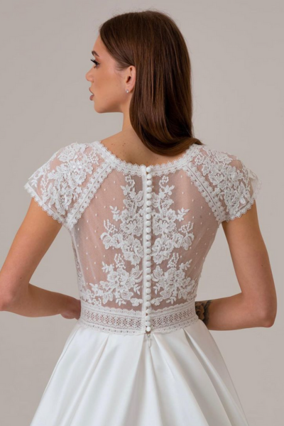 Kayla Dresses - Brudekjole med korte ærmer og gennemsigtig ryg
