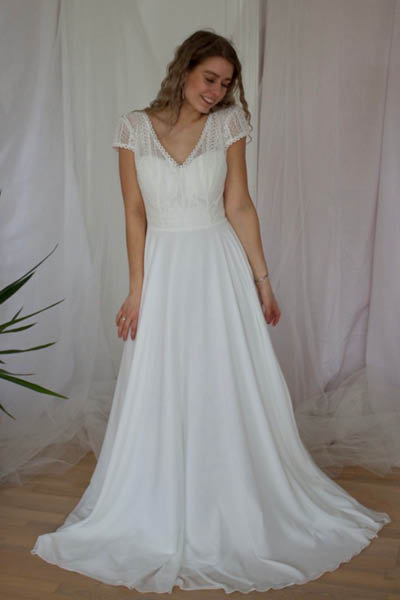 Kayla Dresses - Kortærmet brudekjole med blonder på overdelen fra Kayla Dresses