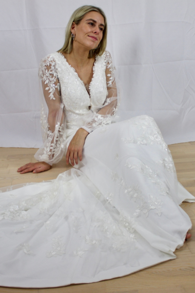 Kayla Dresses - Brudekjole med lange ærmer og V-udskæring