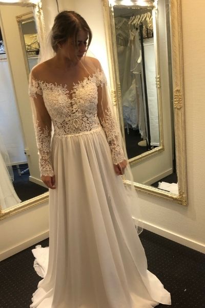 Kayla Dresses - Hvid brudekjole med blondeoverdel, off-shoulder med lange ærmer