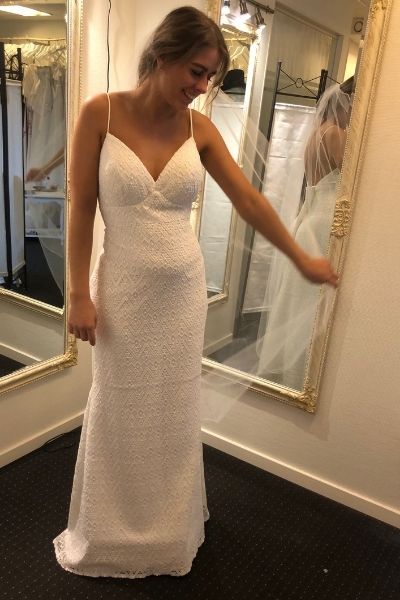 Kayla Dresses - Hvid brudekjole fra Kayla Dresses med mønster og spaghettistropper