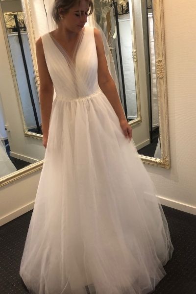 Kayla Dresses - Hvid brudekjole fra Kayla Dresses i tyl og V-udskæring uden ærmer