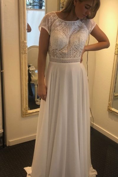 Kayla Dresses - Hvid brudekjoler fra Kayla Dresses med korte ærmer og blondeoverdel