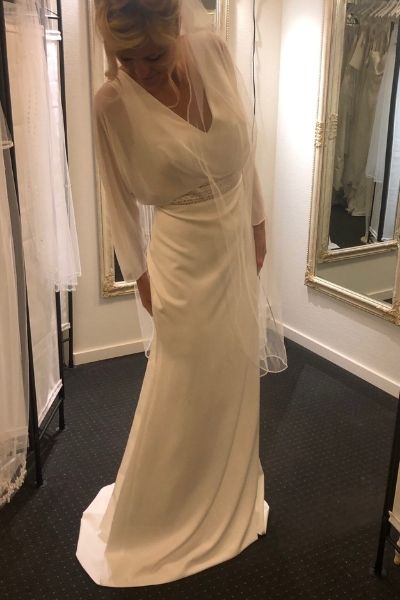 Kayla Dresses - Brudekjole fra Kayla Dresses med lange mesh-ærmer, V-udskæring og markeret talje