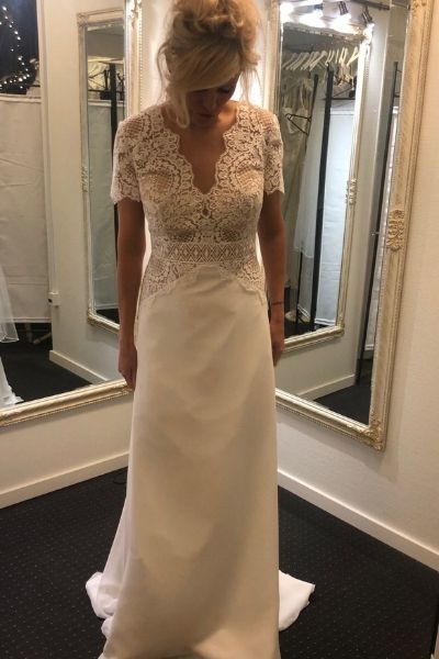 Kayla Dresses - Hvid brudekjole fra Kayla Dresses med blondeoverdel og V-udskæring