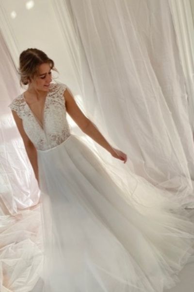 Kayla Dresses - Hvid brudekjole fra Kayla Dresses med tylskørt og blondeoverdel med korte ærmer og dyb V-udskæring
