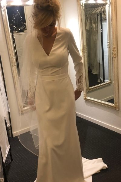 Kayla Dresses - Tætsiddende, hvid brudekjoler med lange ærmer med blonder på ærmekant og V-udskæring