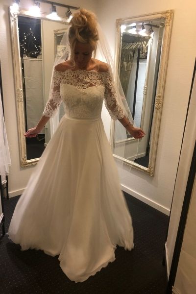 Kayla Dresses - Hvid, langærmet brudekjole fra Kayla Dresses med off-shoulder blondeoverdel