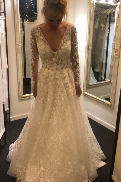 Kayla Dresses - Hvid blondebrudekjole fra Kayla Dresses med lange ærmer og dyb V-udskæring