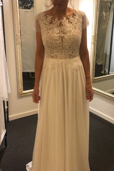 Kayla Dresses - Brudekjole med korte ærmer og sarte blonder på overdel