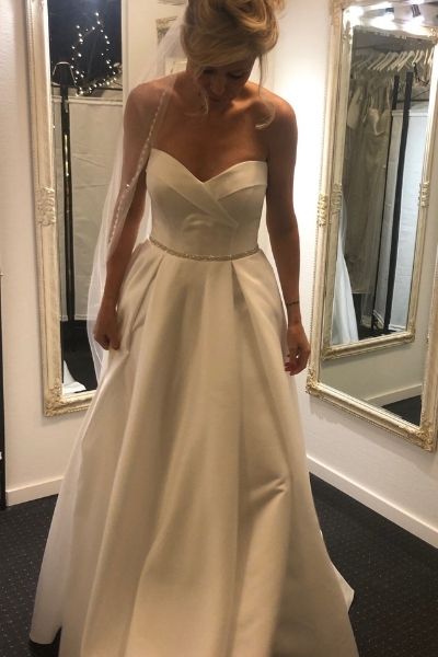 Kayla Dresses - Stropløs brudekjole fra Kayla Dresses i A-facon med glitterdetalje i taljen