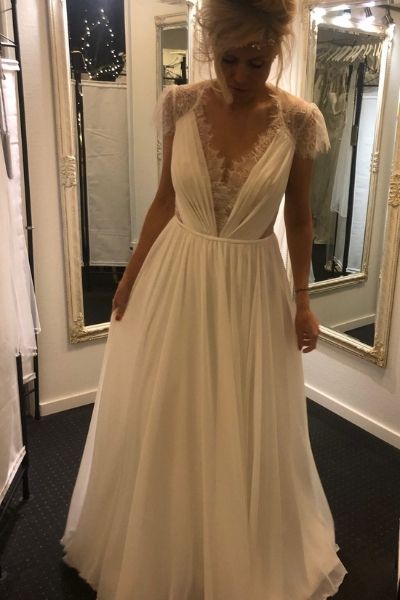 Kayla Dresses - Hvid brudekjole med korte, sarte blondeærmer og dyb V-udskæring
