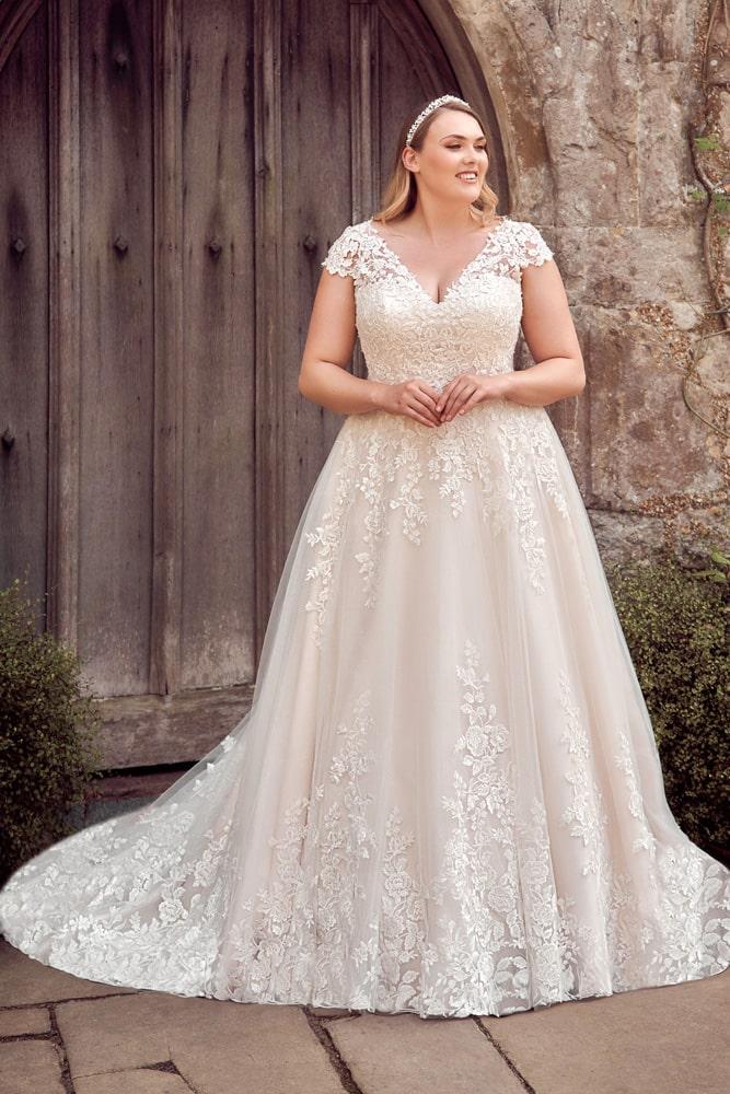 Blush brudekjole med corsage i ryggen