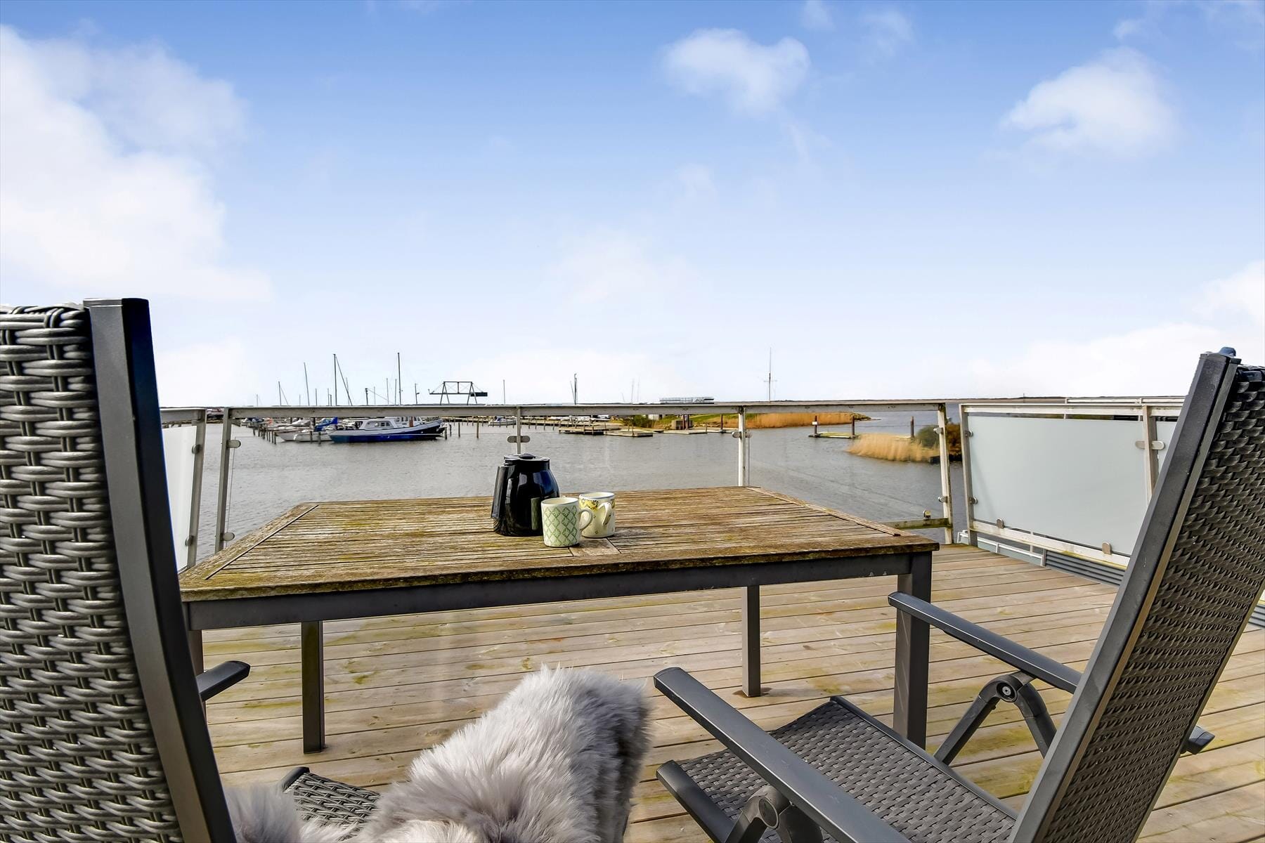 Moderne indrettet husbåd i Bork Havn