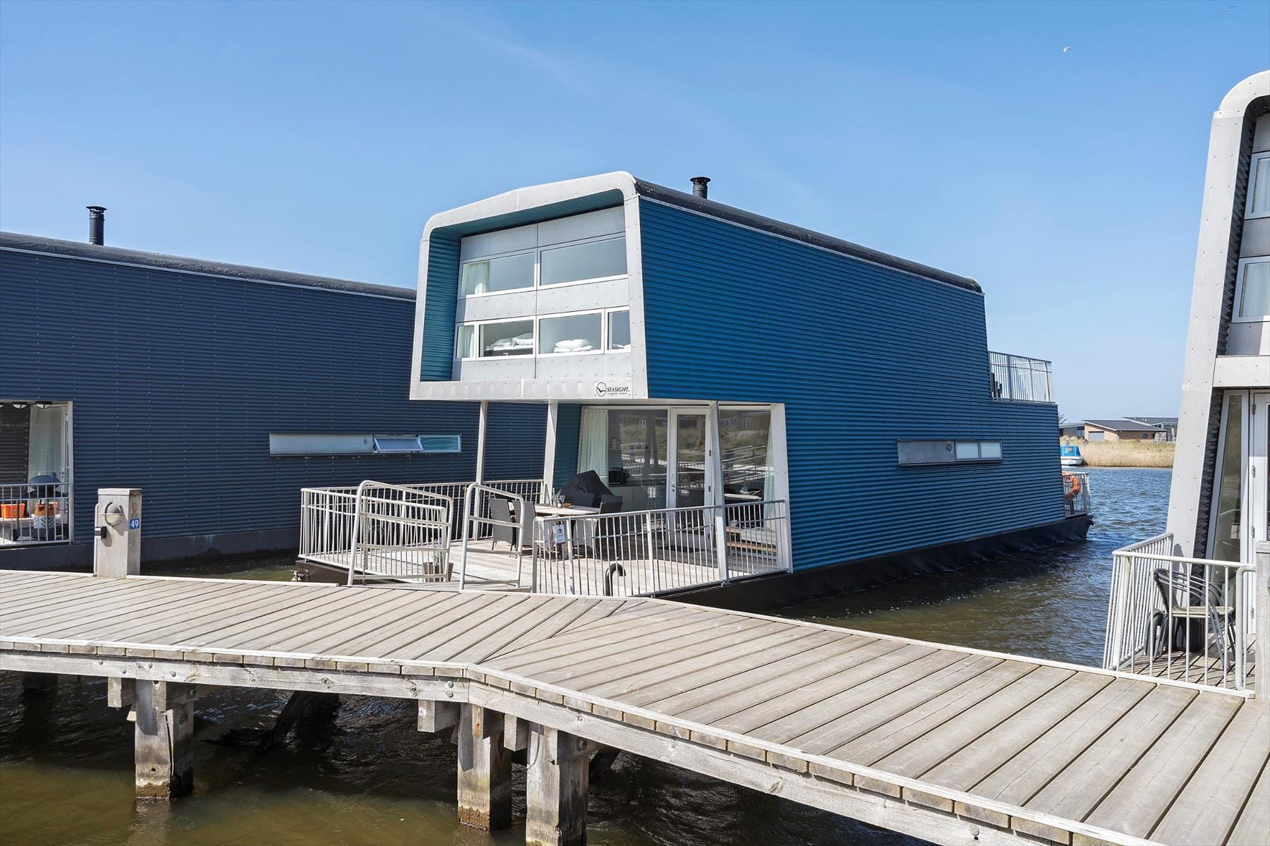 Moderne husbåd i Tyskerhavnen centralt i Hvide Sande