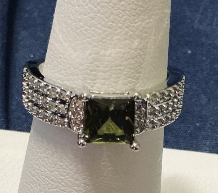 Elegant Green Gemstone Ring with Sparkling Accents