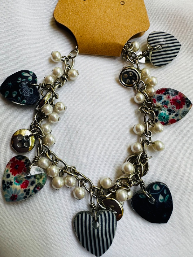 NWT Vintage Style Charm Bracelet with Hearts and Faux Pearls