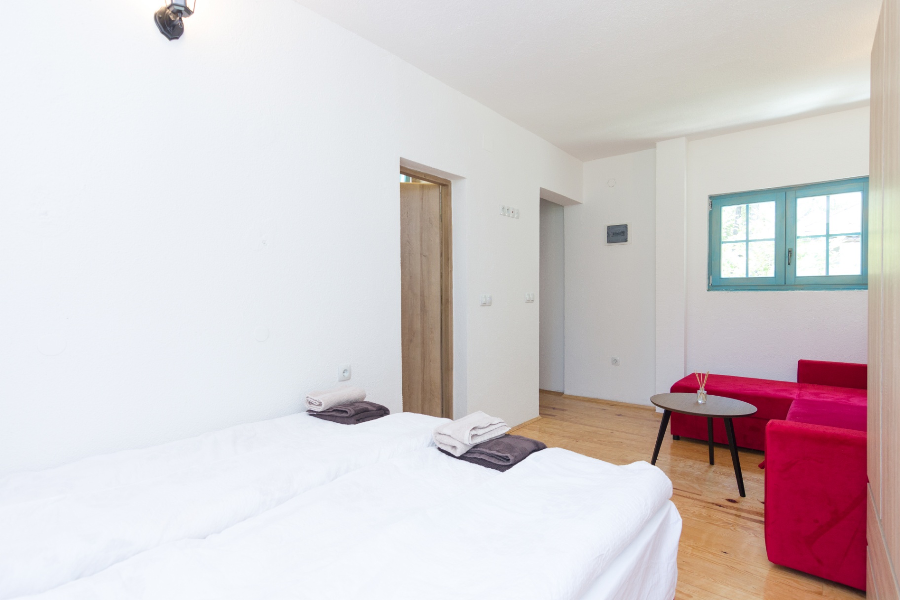 Retro Village Ravne - Mid Red Room