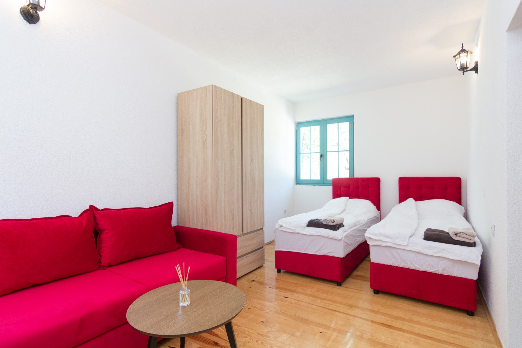 Retro Village Ravne - Mid Red Room