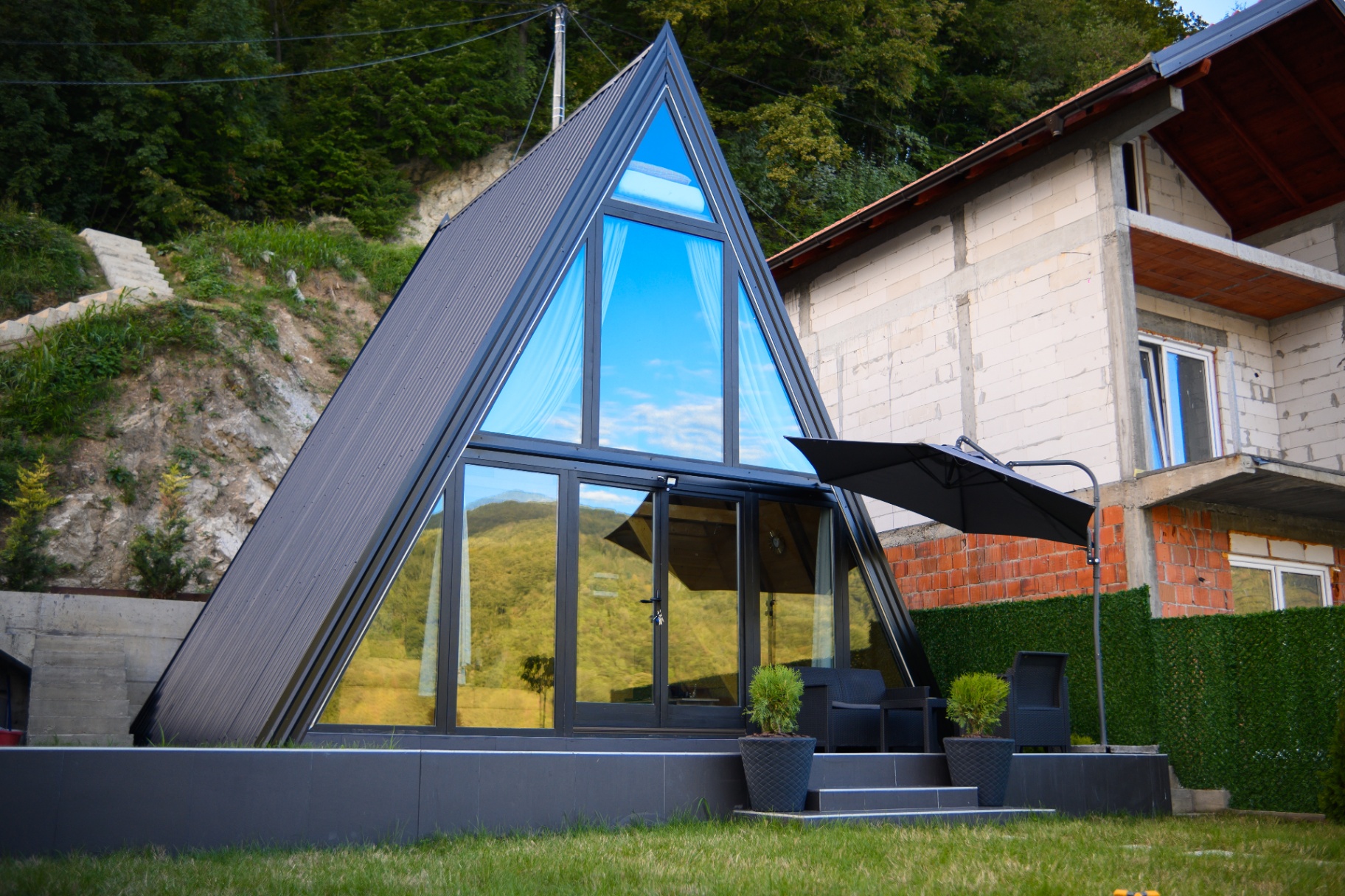 Unique Lake House Paradiso