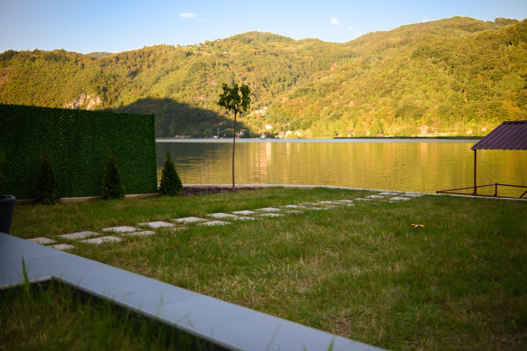 Unique Lake House Paradiso