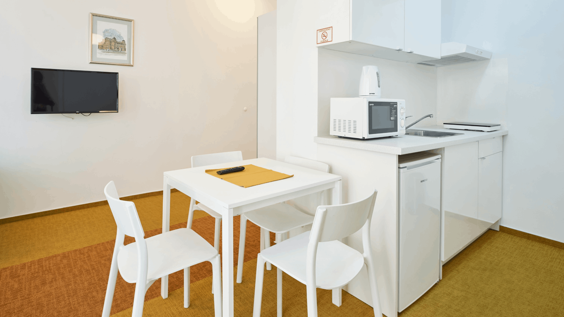 SkyLux Yellow 1BR Apartment - 4