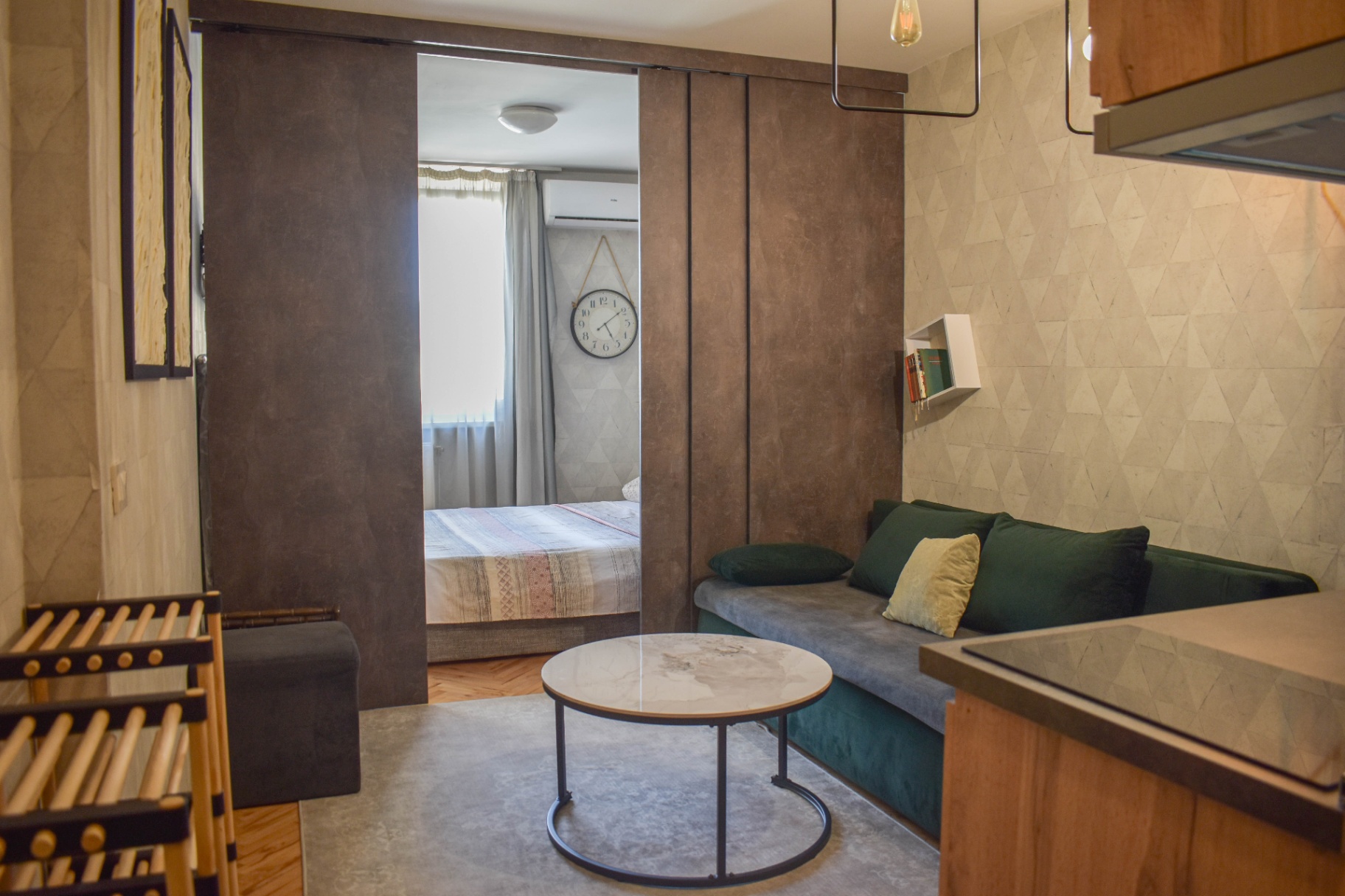 G1 - Swing and Mirror Apartments