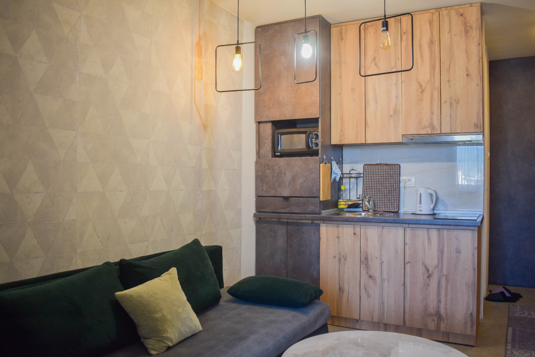 G1 - Swing and Mirror Apartments