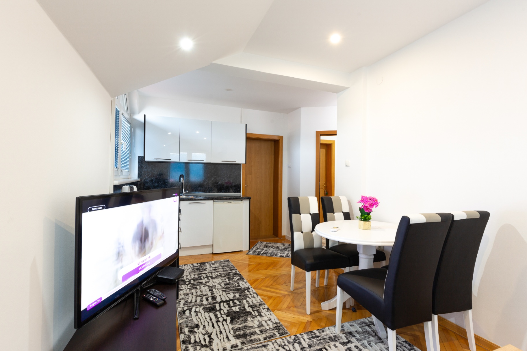 Evergreen Apartments - Apartment 5