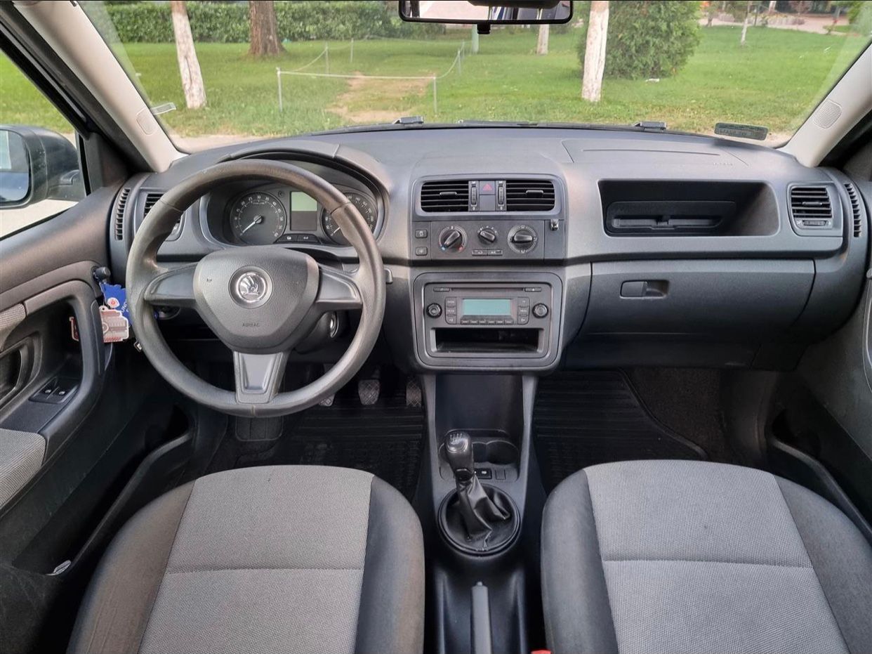 Skoda Fabia 2010 — photo 2