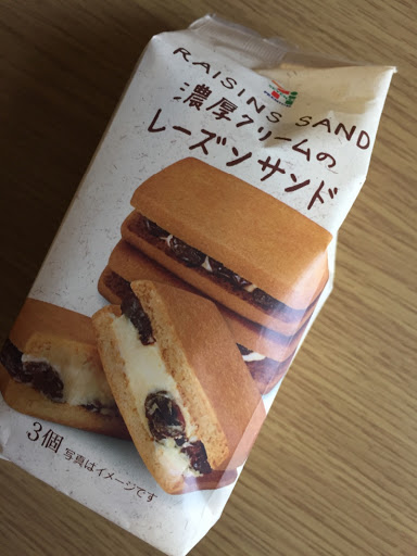 濃厚クリームのレーズンサンド