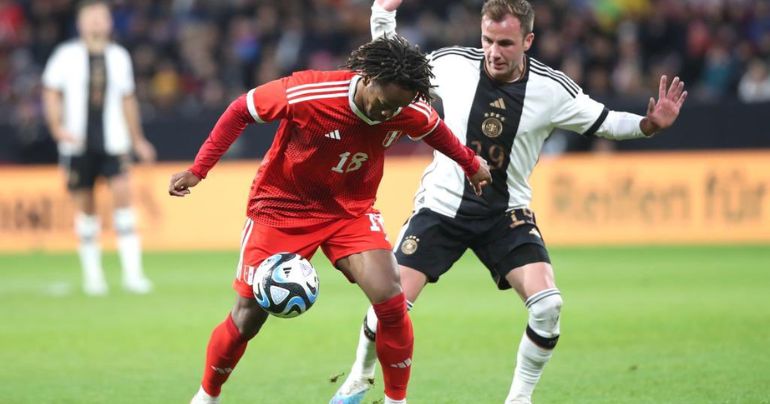André Carrillo luchando el balón.
