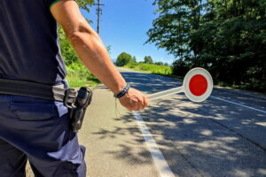 carabiniere che effettua un fermo di in strada