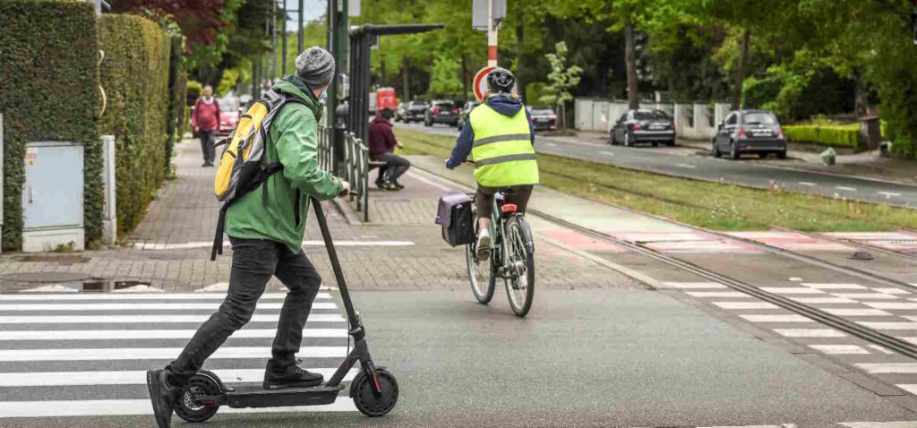 monopattini e biciclette in strada