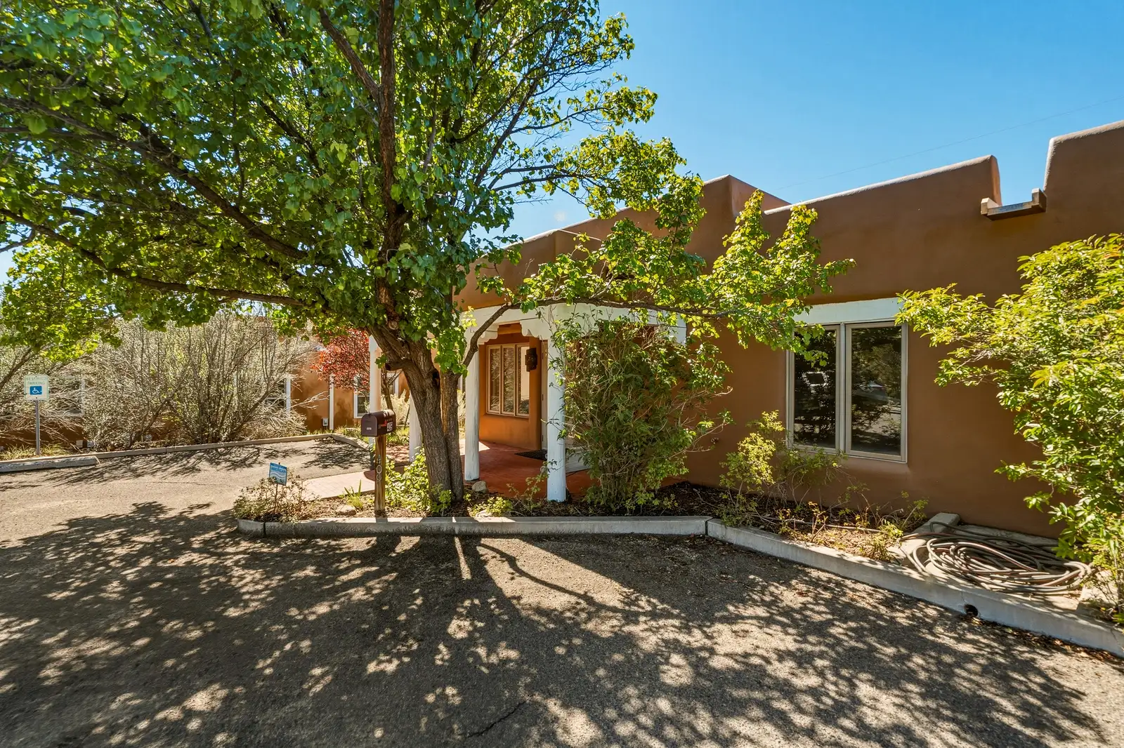 409 Botulph Ln image 1