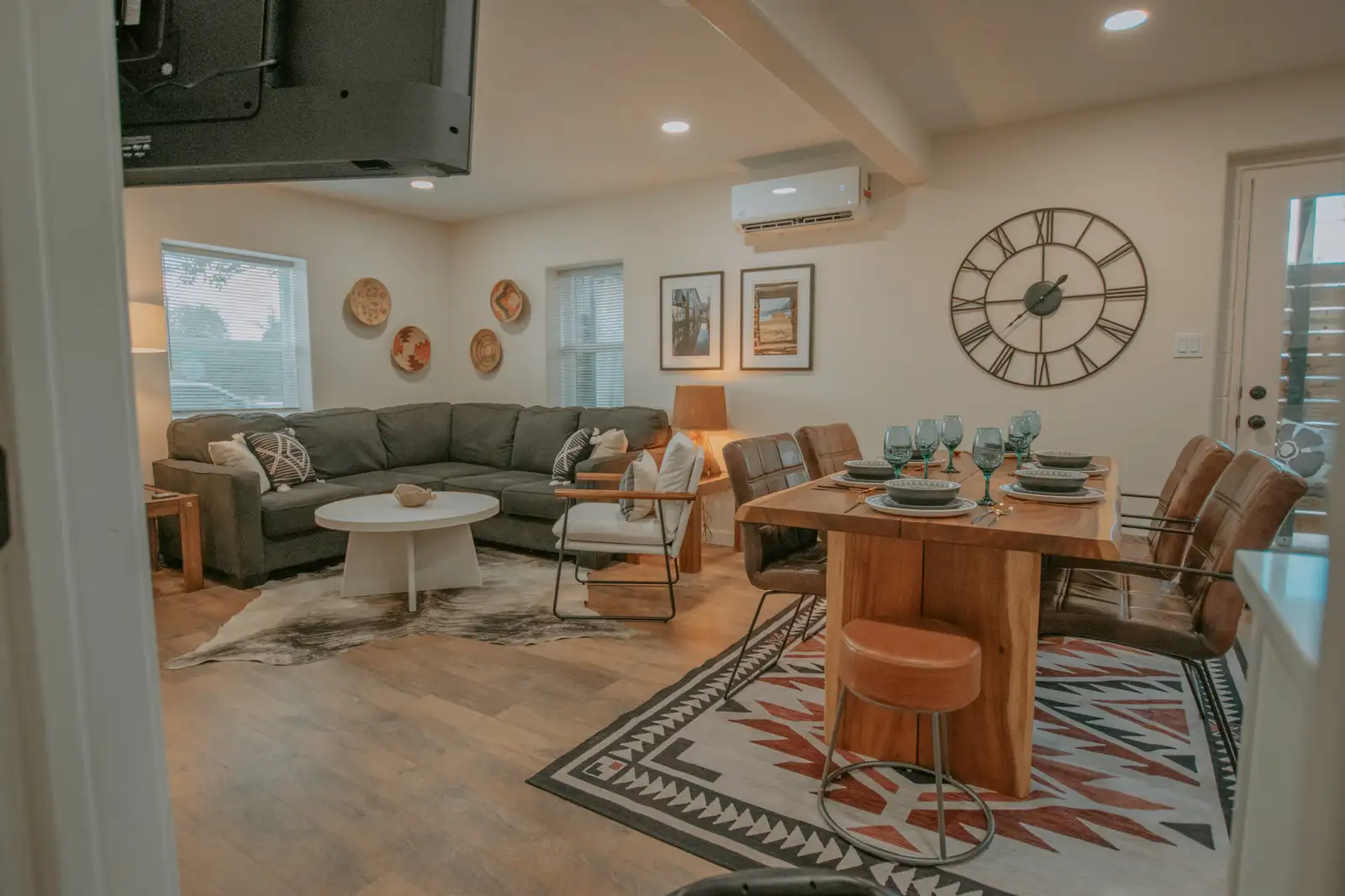 4Plex-Great Location-Turn Key! image 9