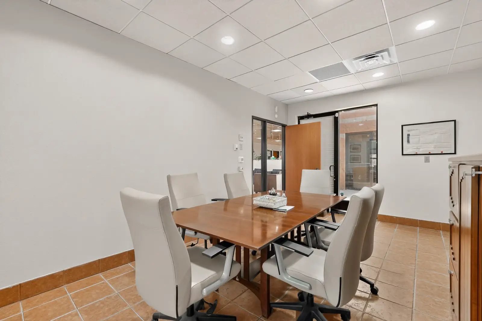Free-Standing 2,908 SF Office with Montaño Frontage & 16 Spaces image 12