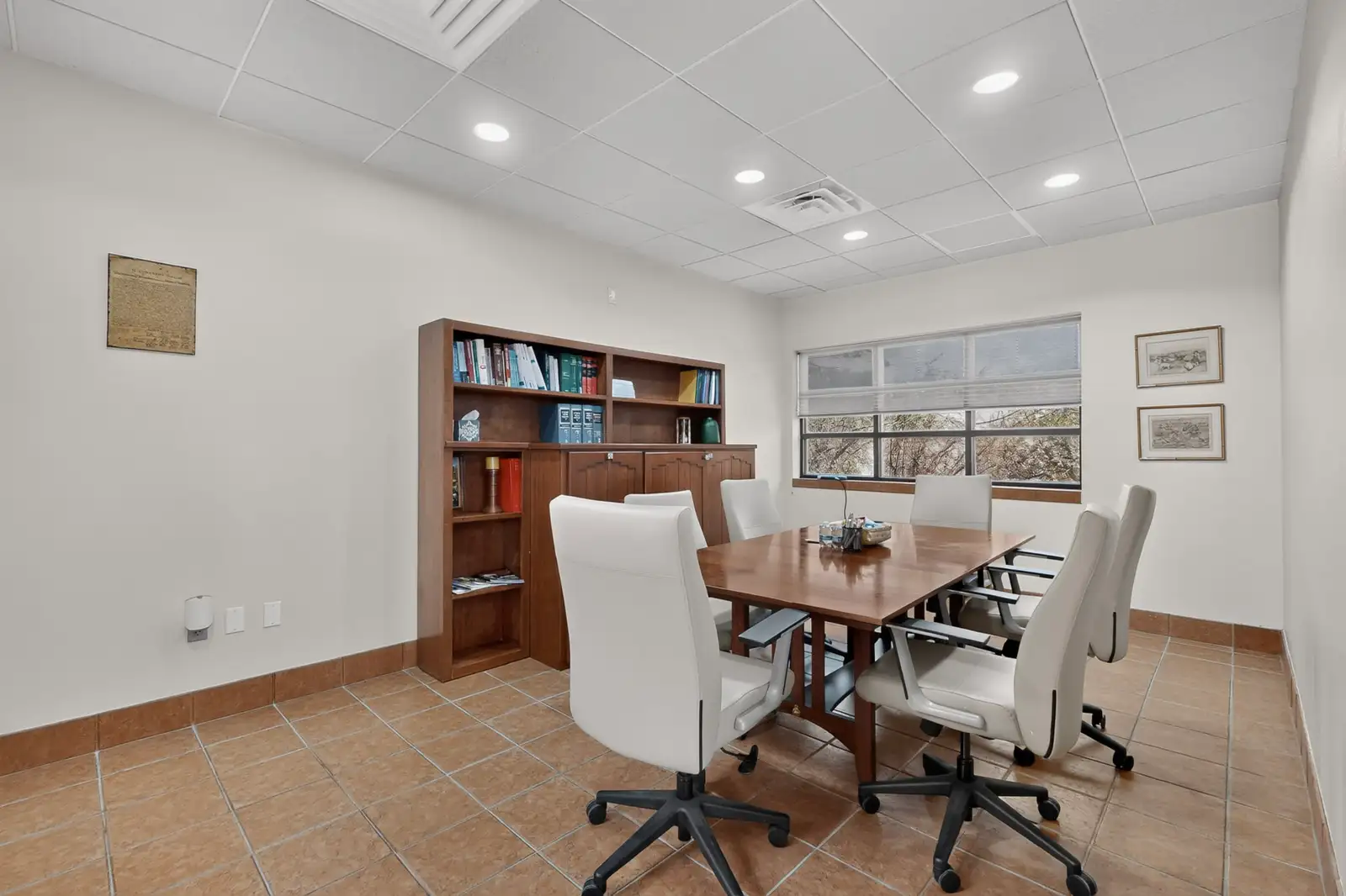 Free-Standing 2,908 SF Office with Montaño Frontage & 16 Spaces image 13