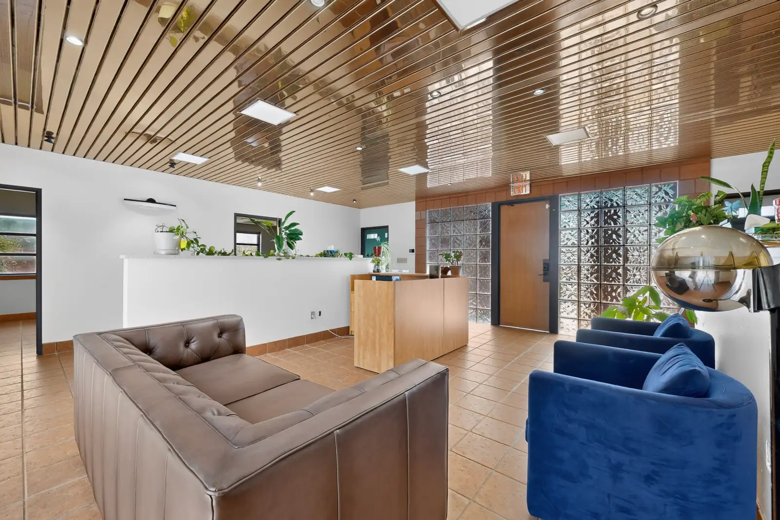 Free-Standing 2,908 SF Office with Montaño Frontage & 16 Spaces image 7