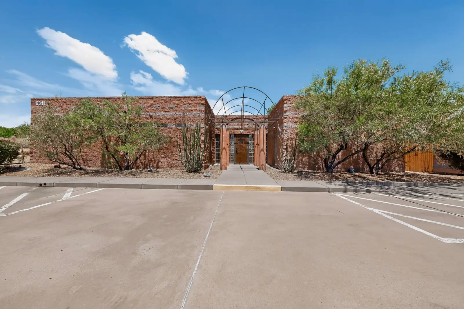 Free-Standing 2,908 SF Office with Montaño Frontage & 16 Spaces image 1