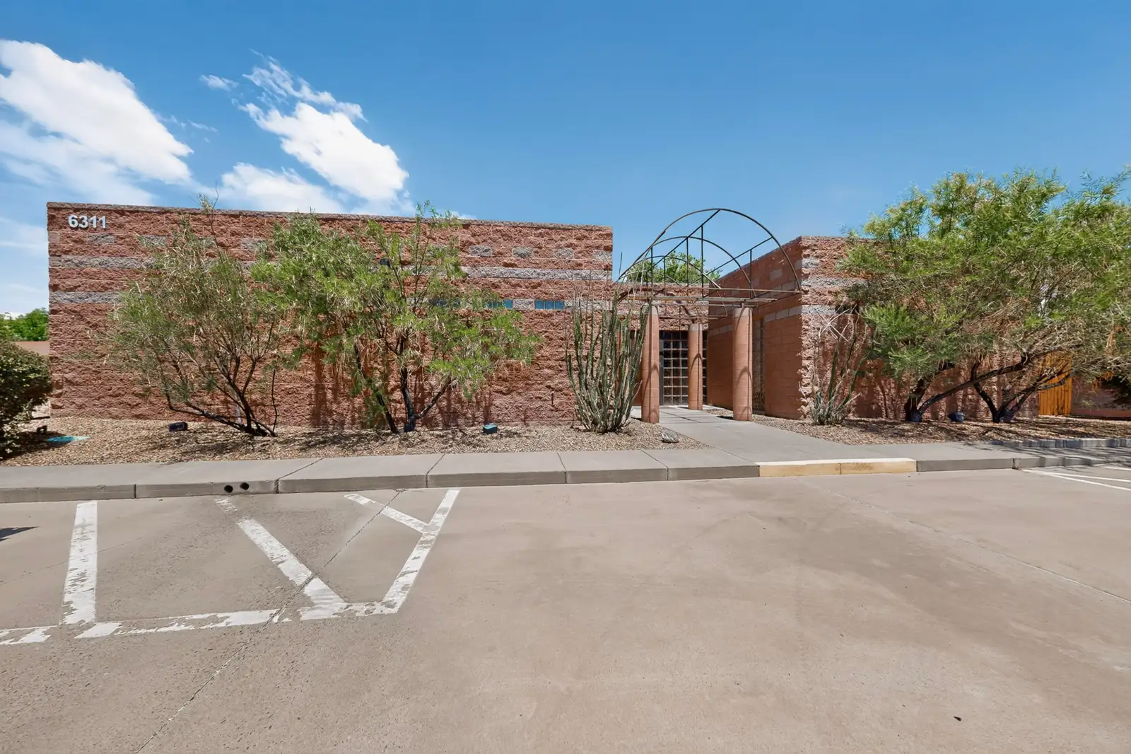 Free-Standing 2,908 SF Office with Montaño Frontage & 16 Spaces image 3