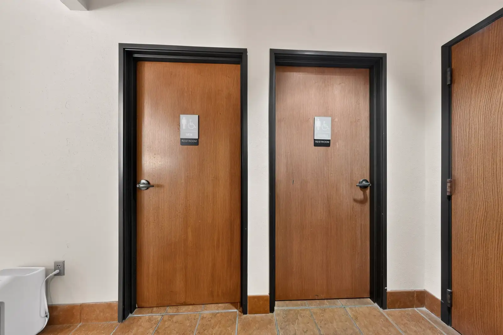 Free-Standing 2,908 SF Office with Montaño Frontage & 16 Spaces image 19