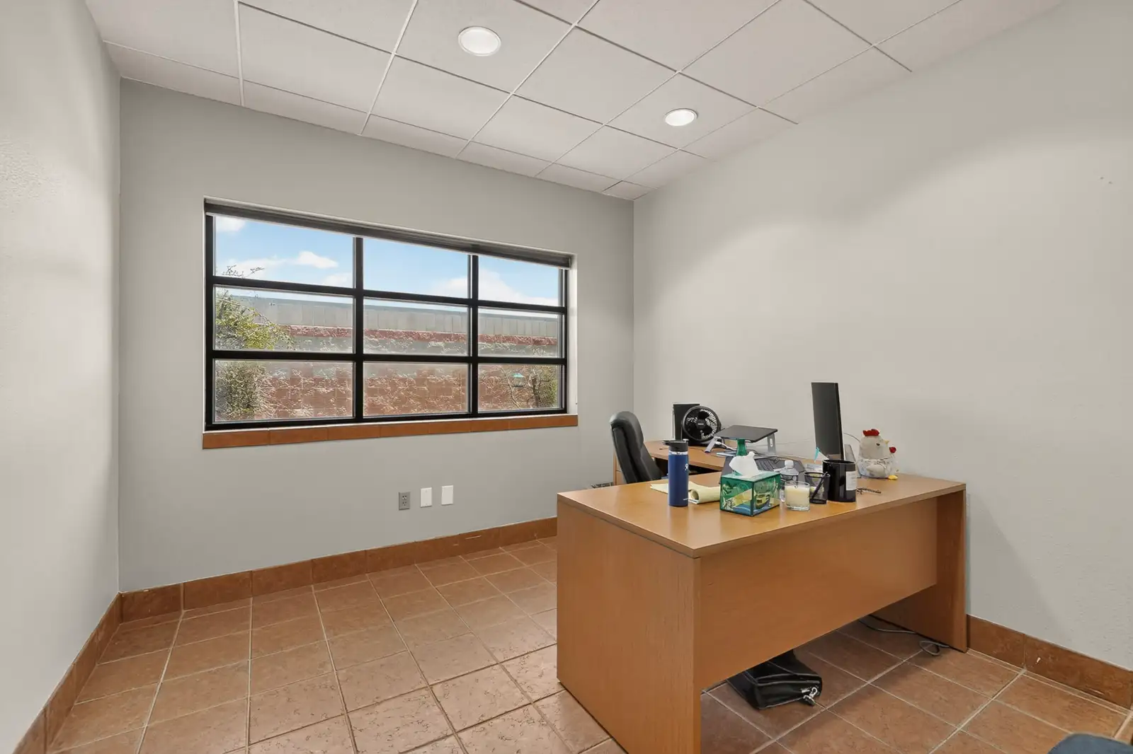 Free-Standing 2,908 SF Office with Montaño Frontage & 16 Spaces image 15