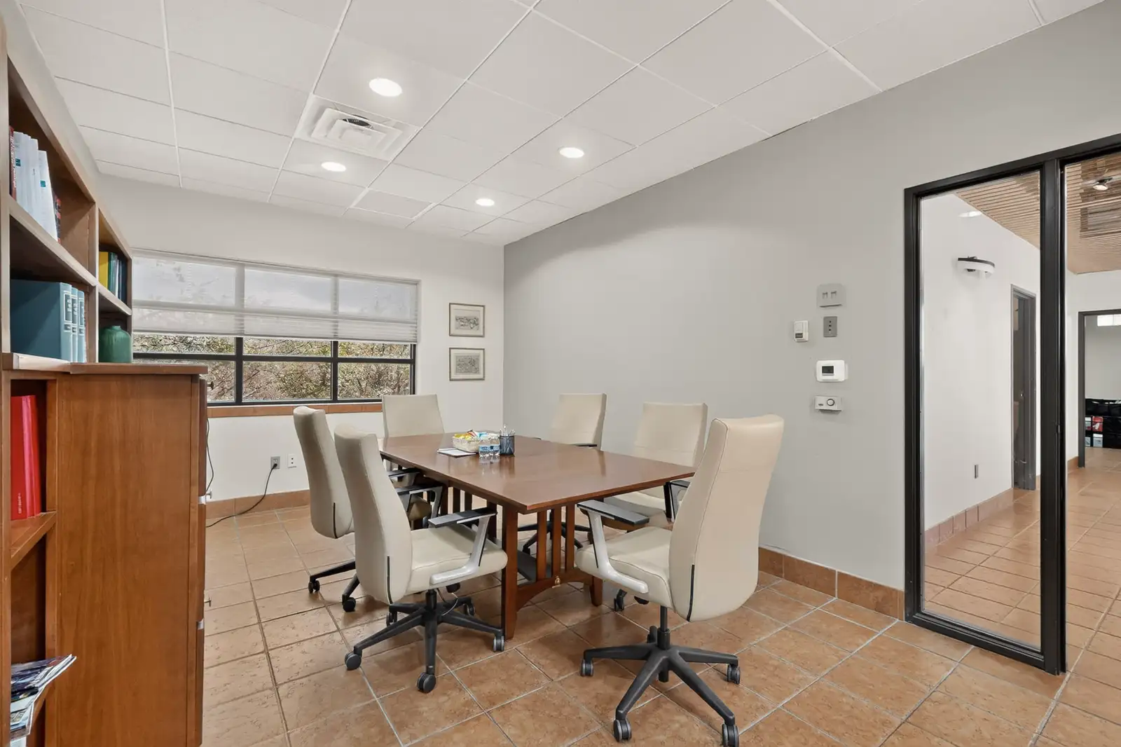 Free-Standing 2,908 SF Office with Montaño Frontage & 16 Spaces image 11