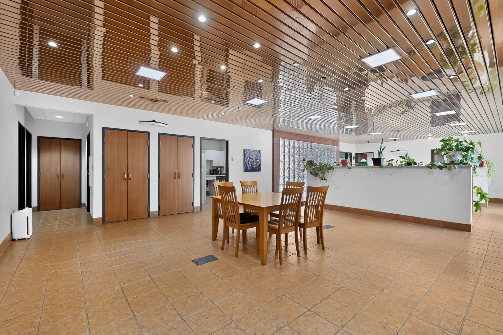 Free-Standing 2,908 SF Office with Montaño Frontage & 16 Spaces image 8