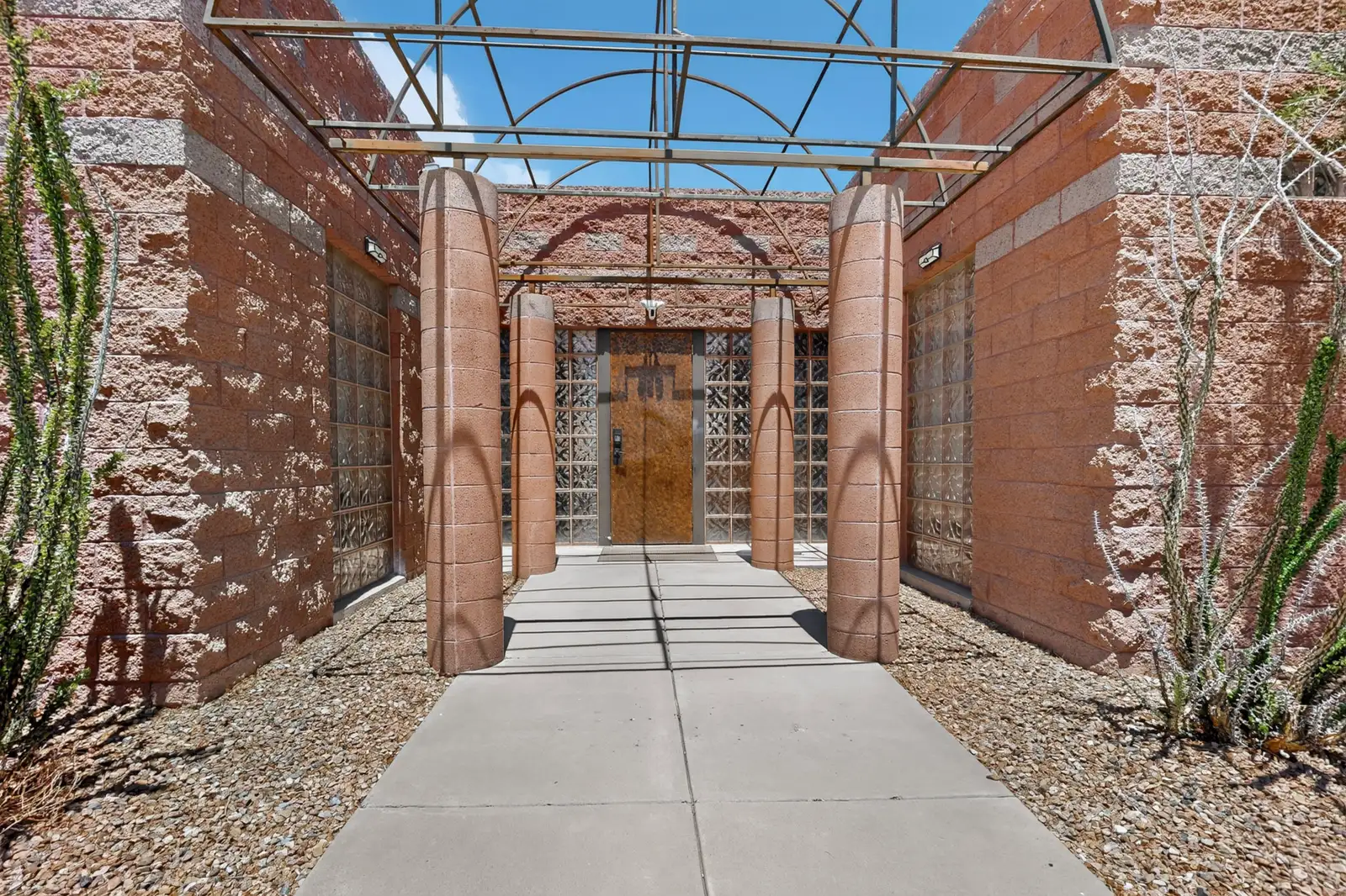 Free-Standing 2,908 SF Office with Montaño Frontage & 16 Spaces image 5