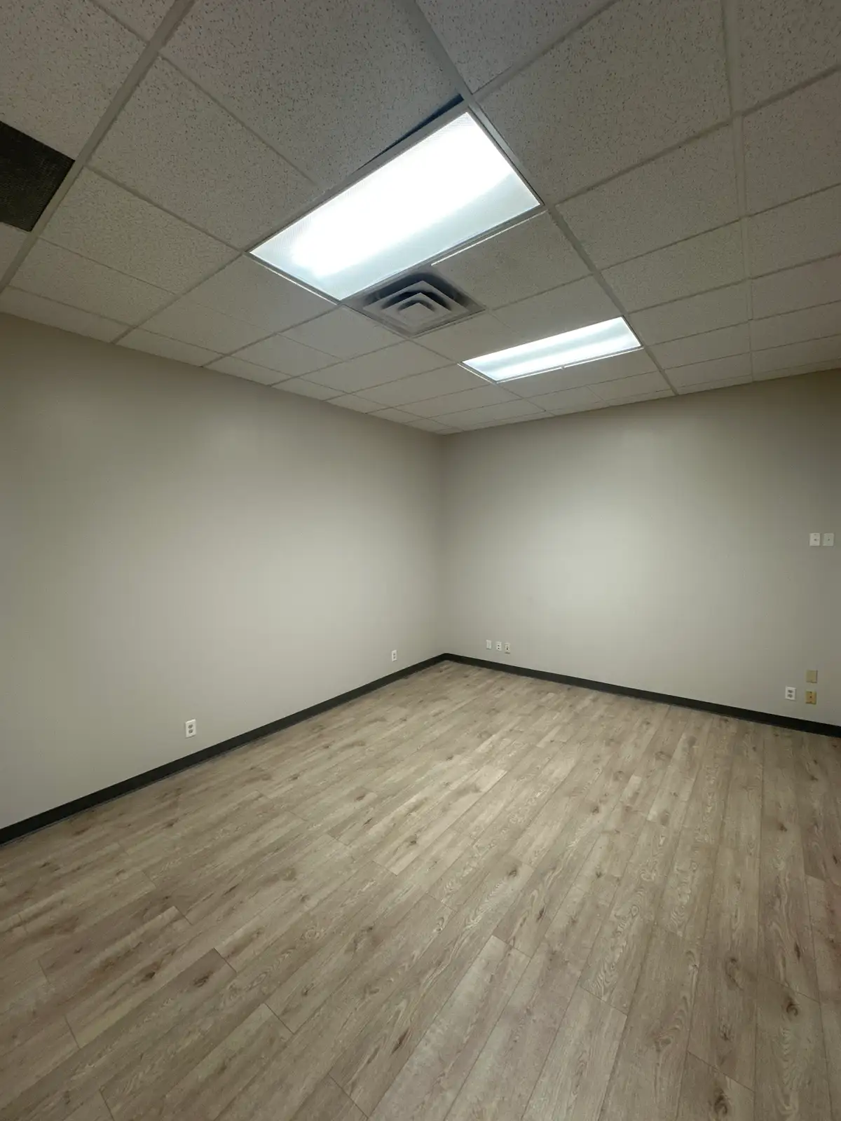 NICE FUNCTIONAL OFFICE SPACE W/ YARD SPACE image 28