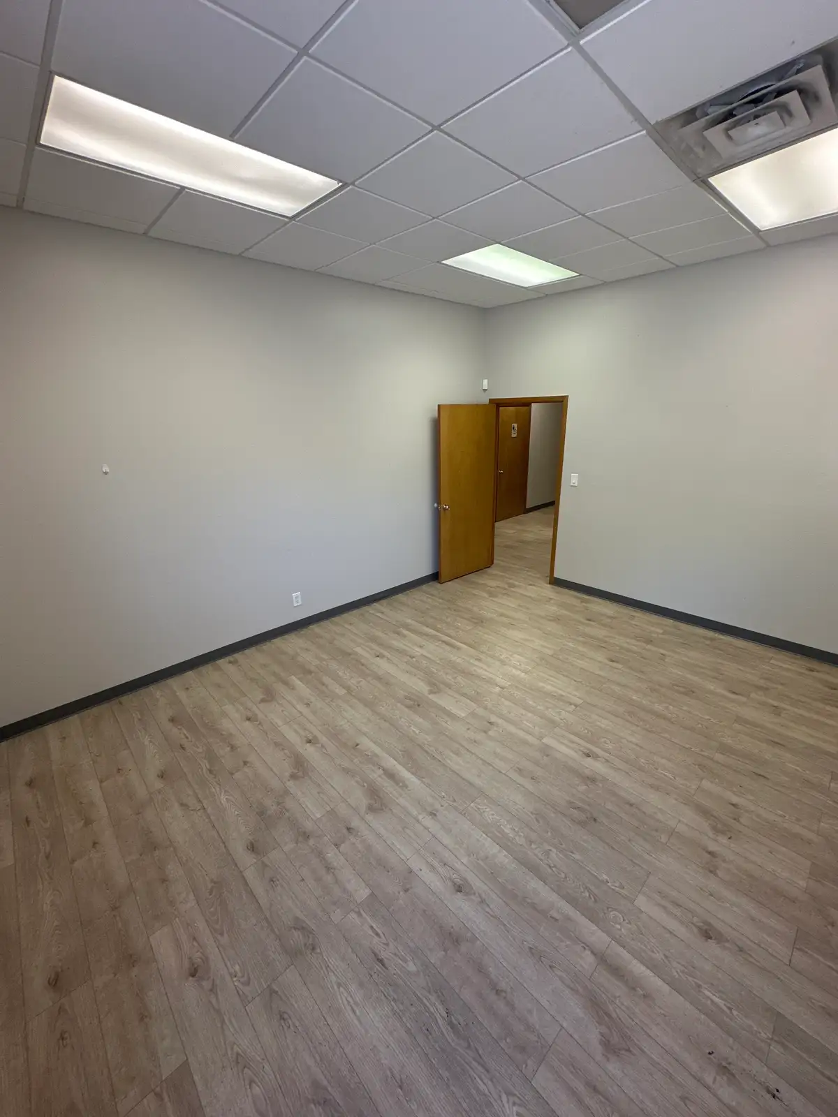 NICE FUNCTIONAL OFFICE SPACE W/ YARD SPACE image 47