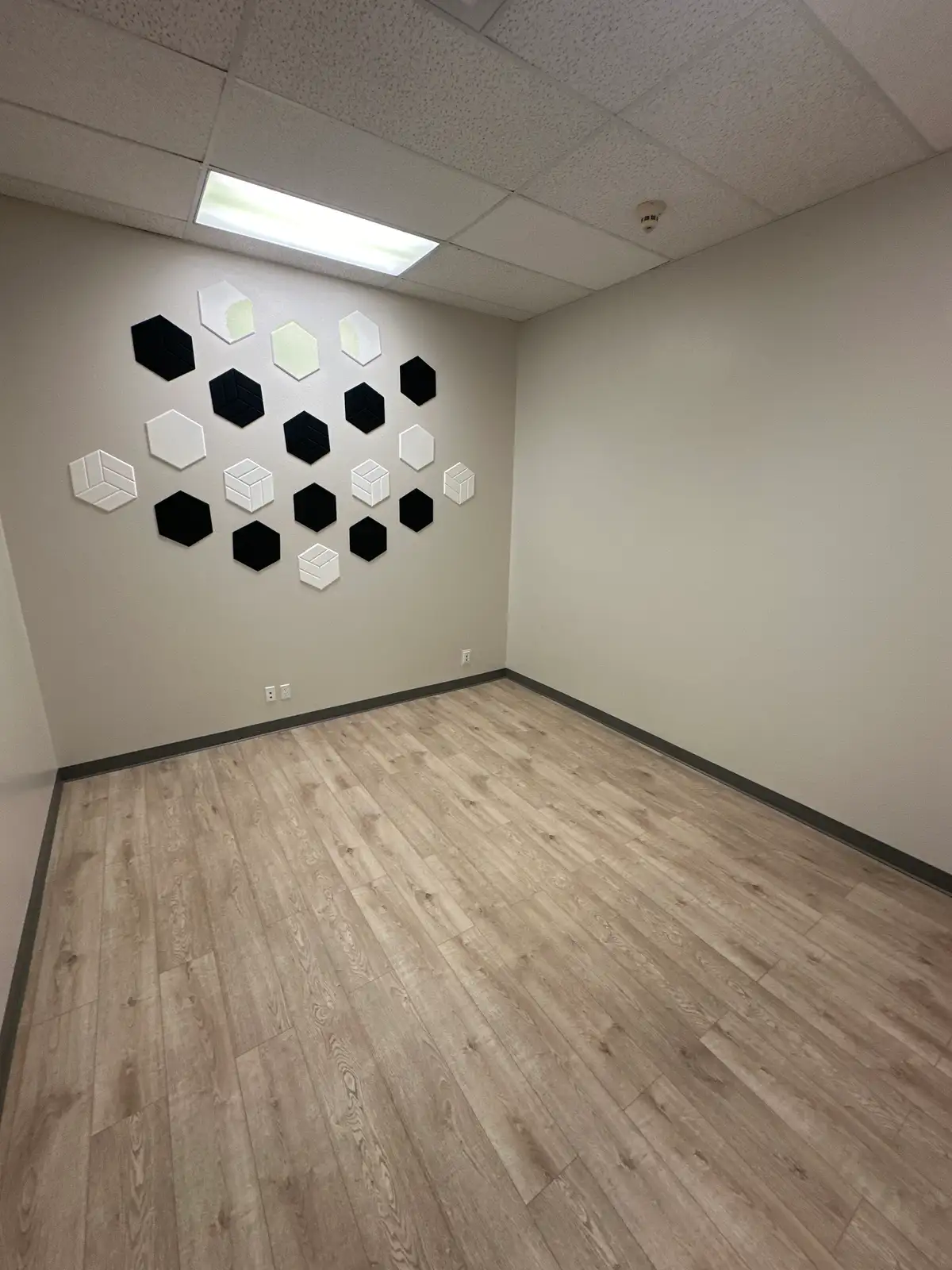 NICE FUNCTIONAL OFFICE SPACE W/ YARD SPACE image 60